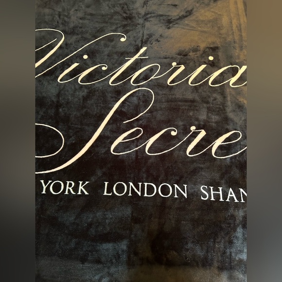 Victoria’s Secret Super Soft Sherpa Blanket - Picture 2 of 7